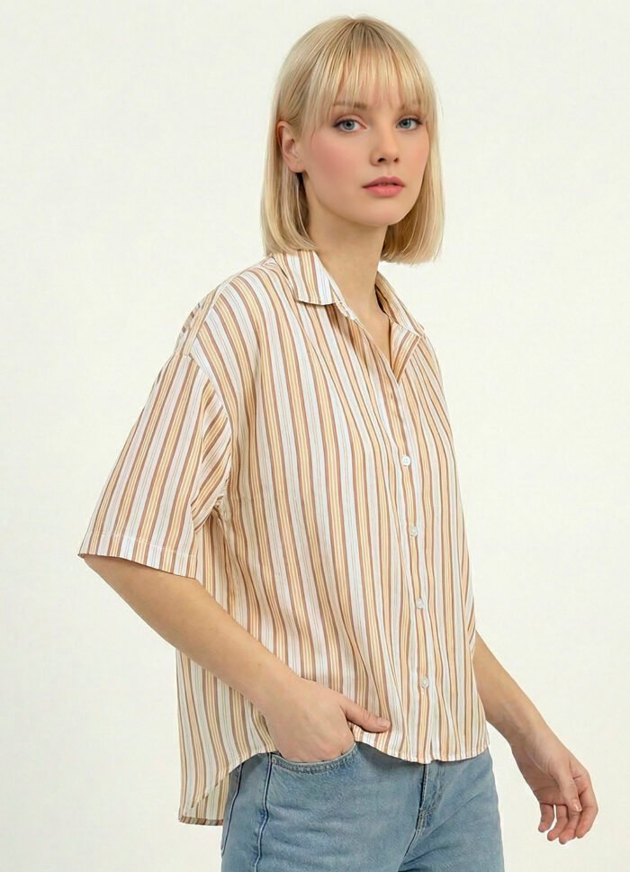 Camisa Feminina Listrada Manga Curta em Viscose Off White Sob - Imagem 3