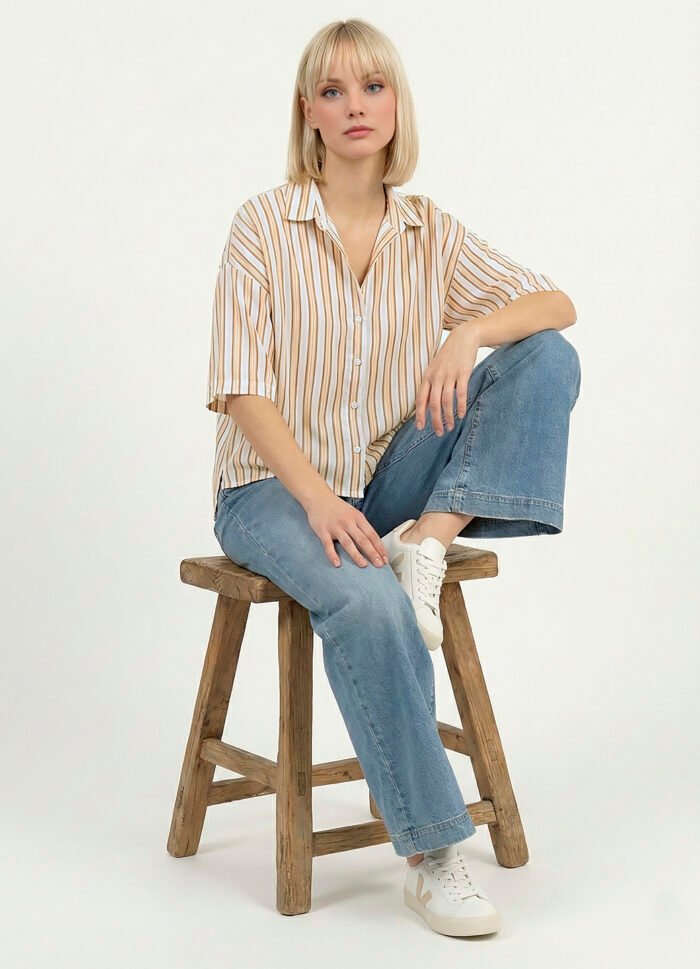 Camisa Feminina Listrada Manga Curta em Viscose Off White Sob - Imagem 5