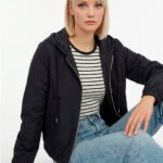 Jaqueta Preta Forrada com Capuz e Bolsos Sob Bomber