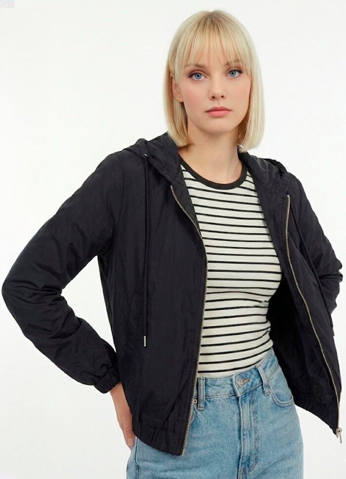 Jaqueta Preta Forrada com Capuz e Bolsos Sob Bomber - Imagem 2