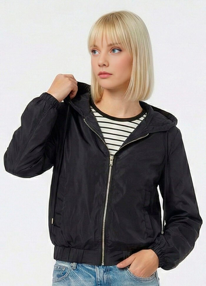 Jaqueta Preta Forrada com Capuz e Bolsos Sob Bomber - Imagem 6