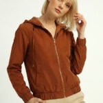 Jaqueta Marrom Forrada com Capuz e Bolsos Sob Bomber