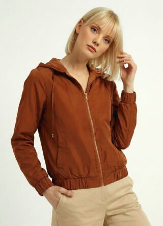 Jaqueta Marrom Forrada com Capuz e Bolsos Sob Bomber