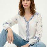 Blusa Branca Bordada em Azul Gola V Viscose Manga Longa Sob