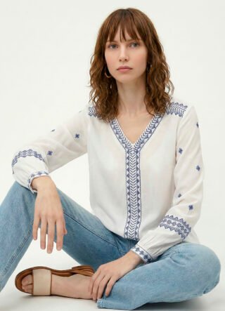 Blusa Branca Bordada em Azul Gola V Viscose Manga Longa Sob