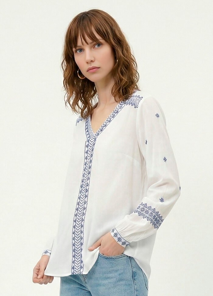 Blusa Branca Bordada em Azul Gola V Viscose Manga Longa Sob - Imagem 6