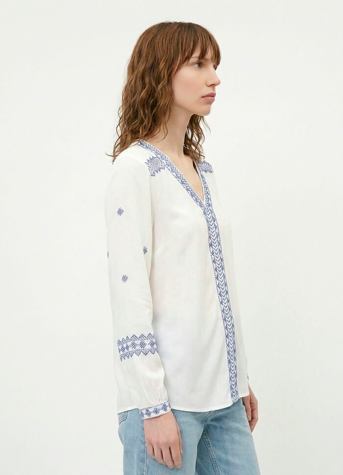 Blusa Branca Bordada em Azul Gola V Viscose Manga Longa Sob - Imagem 4