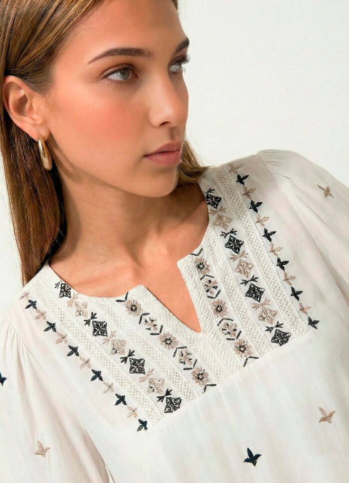 Blusa Branca Boho Bordada em Azul e Bege Viscose Sob - Imagem 2