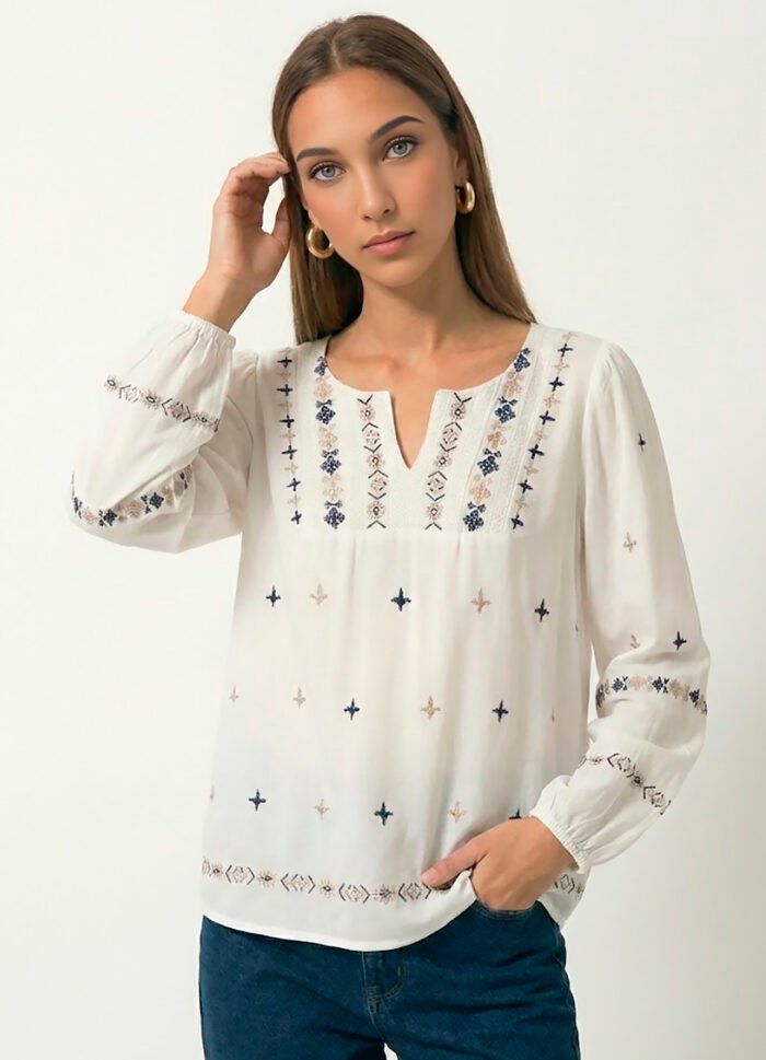 Blusa Branca Boho Bordada em Azul e Bege Viscose Sob - Imagem 5