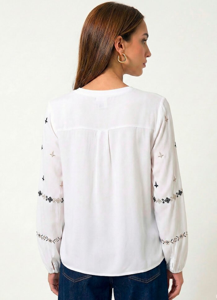 Blusa Branca Boho Bordada em Azul e Bege Viscose Sob - Imagem 6