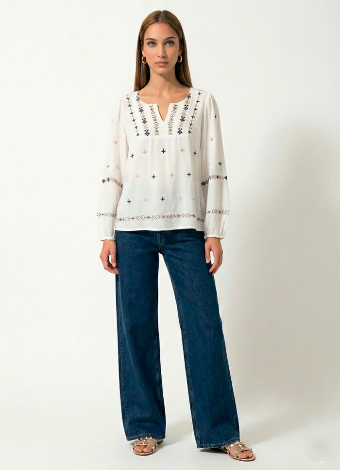 Blusa Branca Boho Bordada em Azul e Bege Viscose Sob - Imagem 4