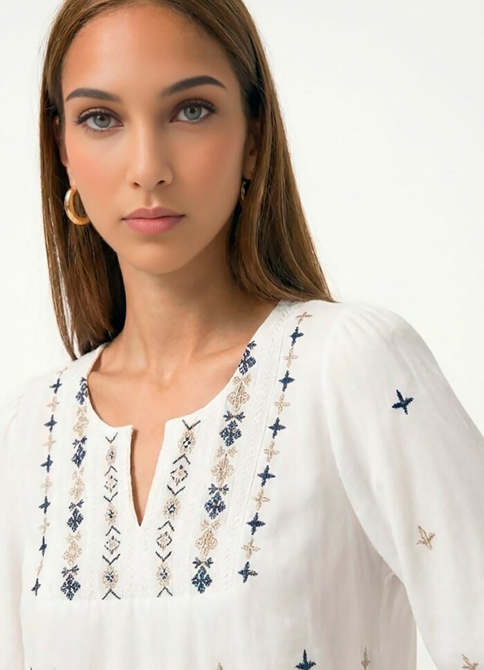 Blusa Branca Boho Bordada em Azul e Bege Viscose Sob - Imagem 3