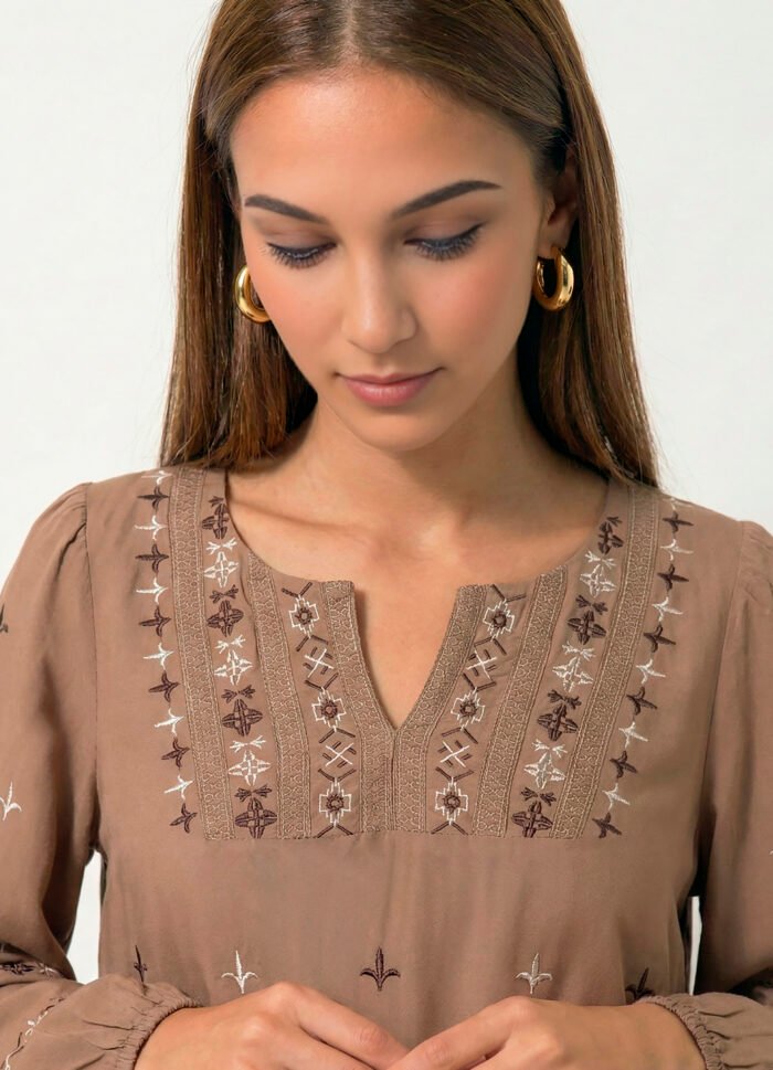 Blusa Marrom Claro Boho Bordada em Café e Bege Viscose Sob - Imagem 2