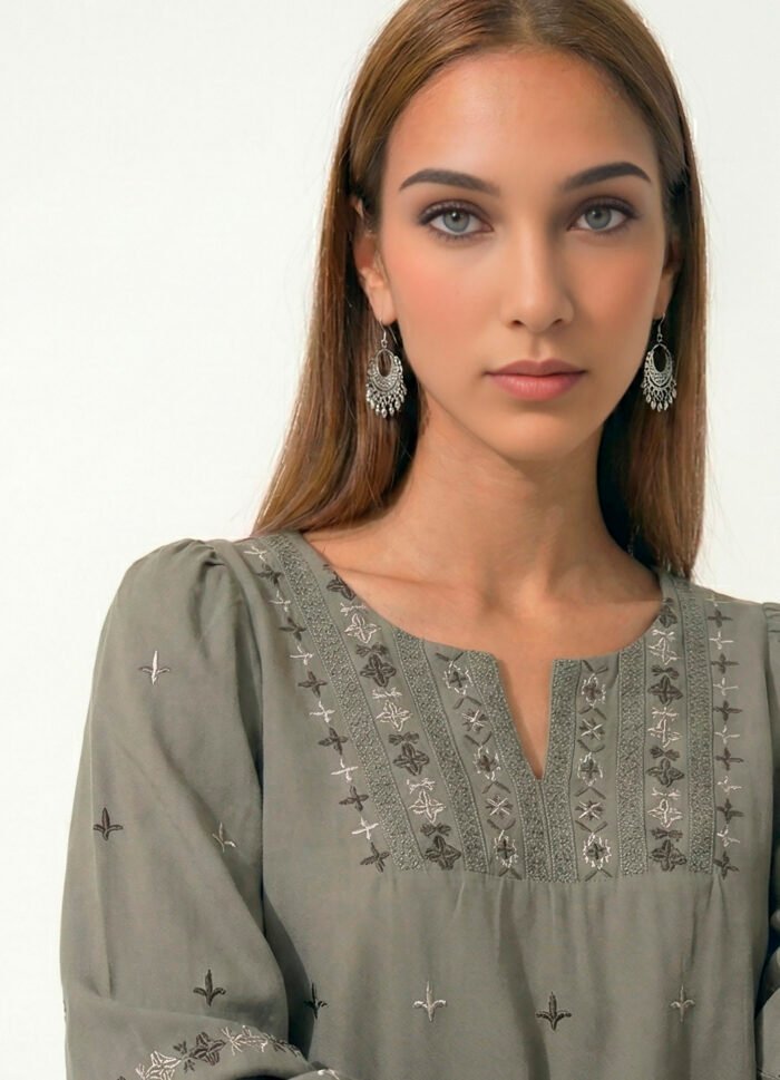 Blusa Verde Boho Bordada em Viscose Manga Longa Sob - Imagem 2