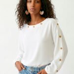 Blusa Branca Gola Canoa em Crepe Manga Longa Sob Botões