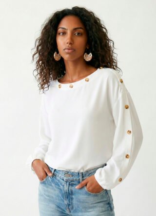 Blusa Branca Gola Canoa em Crepe Manga Longa Sob Botões