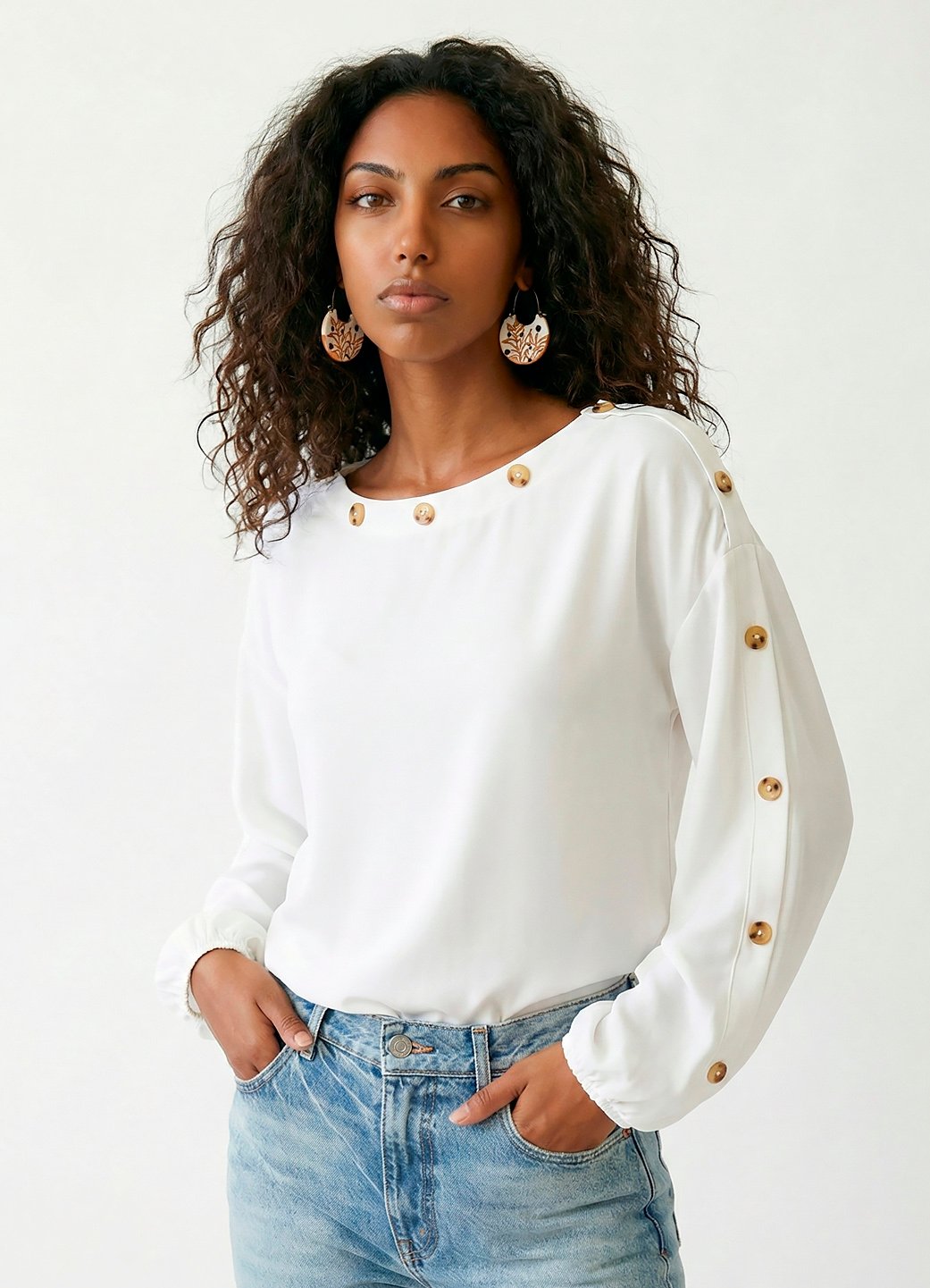 Blusa Branca Gola Canoa em Crepe Manga Longa Sob Botões