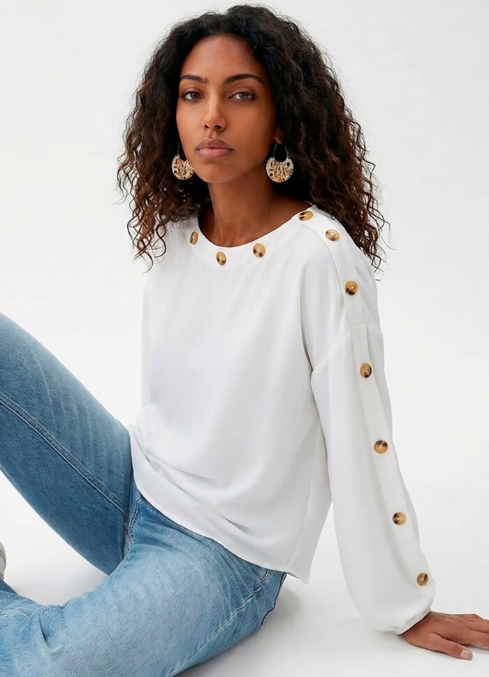 Blusa Branca Gola Canoa em Crepe Manga Longa Sob Botões - Imagem 2