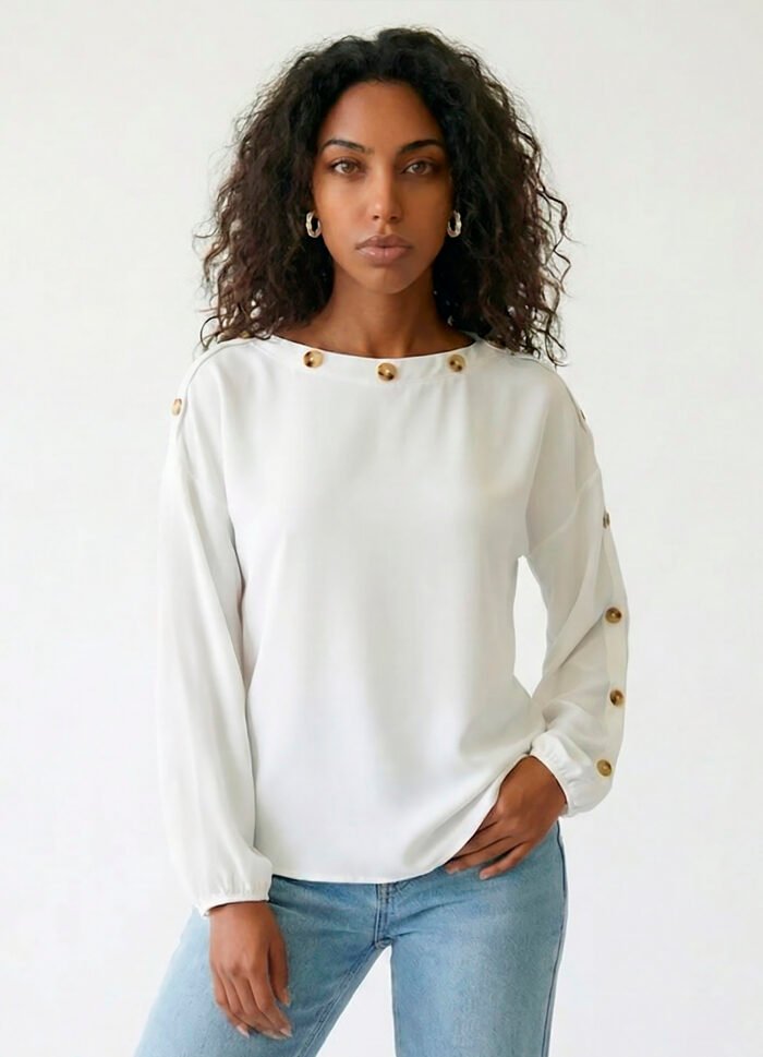 Blusa Branca Gola Canoa em Crepe Manga Longa Sob Botões - Imagem 3