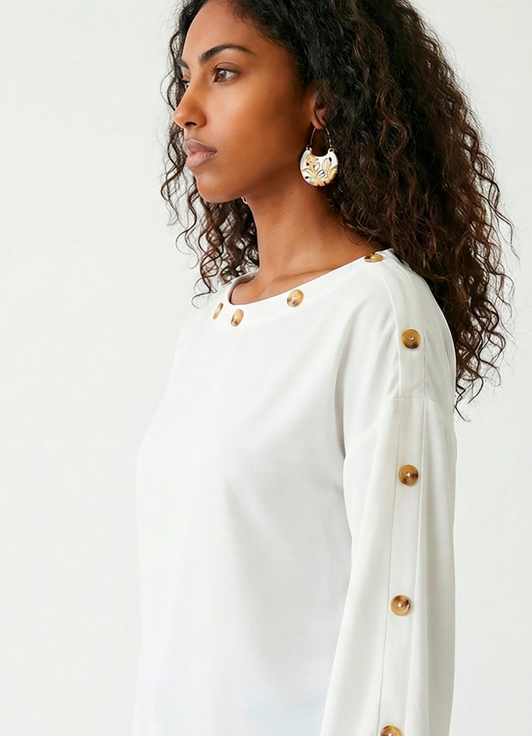 Blusa Branca Gola Canoa em Crepe Manga Longa Sob Botões - Image 4