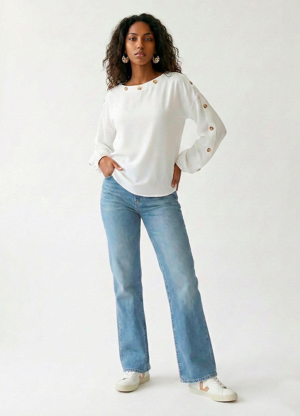 Blusa Branca Gola Canoa em Crepe Manga Longa Sob Botões - Image 6