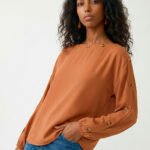 Blusa Caramelo Gola Canoa em Crepe Manga Longa Sob Botões