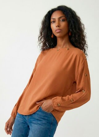 Blusa Caramelo Gola Canoa em Crepe Manga Longa Sob Botões