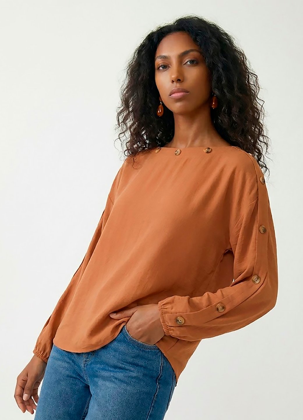 Blusa Caramelo Gola Canoa em Crepe Manga Longa Sob Botões