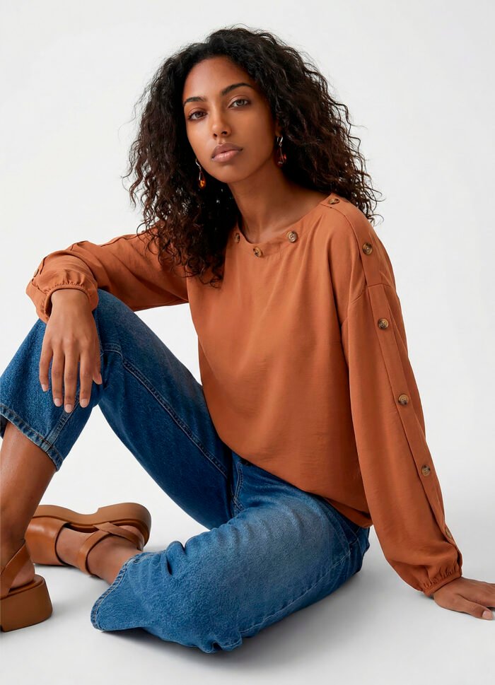 Blusa Caramelo Gola Canoa em Crepe Manga Longa Sob Botões - Imagem 2