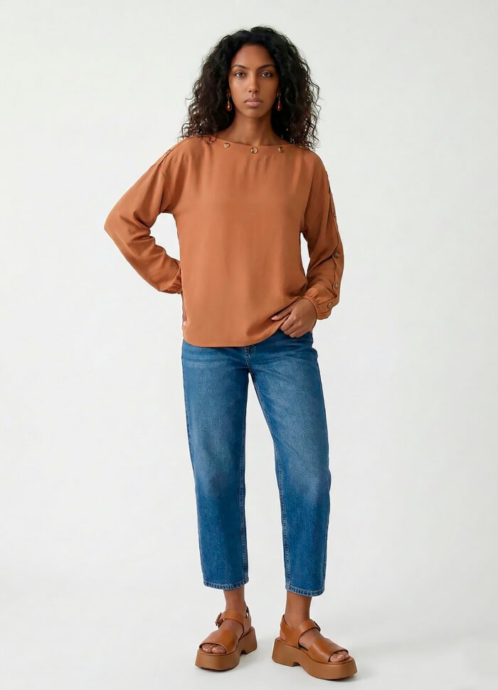 Blusa Caramelo Gola Canoa em Crepe Manga Longa Sob Botões - Imagem 3