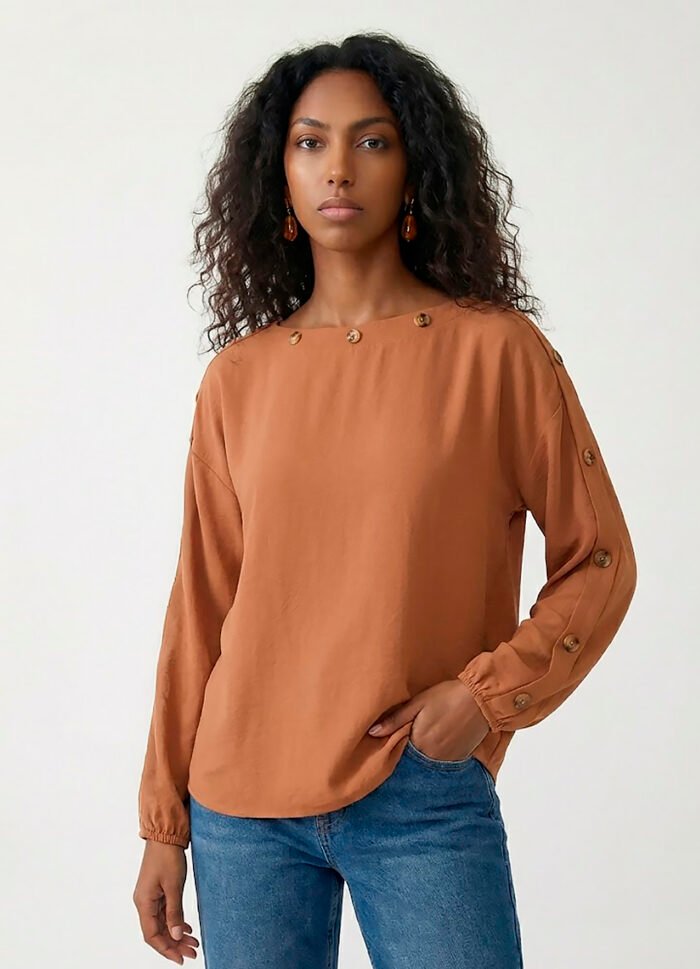 Blusa Caramelo Gola Canoa em Crepe Manga Longa Sob Botões - Imagem 4
