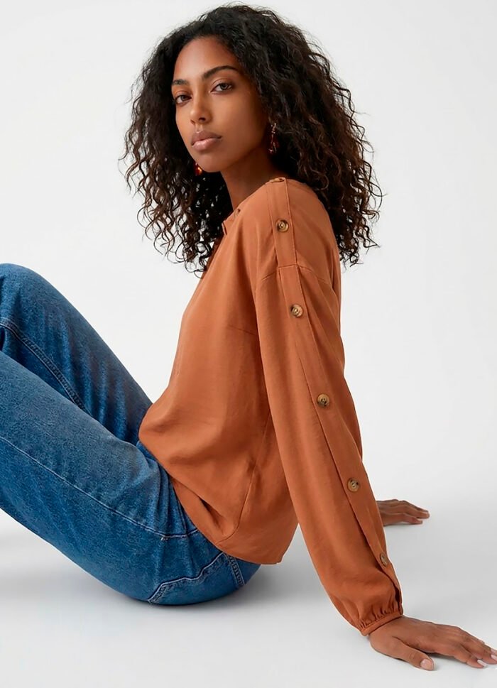 Blusa Caramelo Gola Canoa em Crepe Manga Longa Sob Botões - Imagem 5