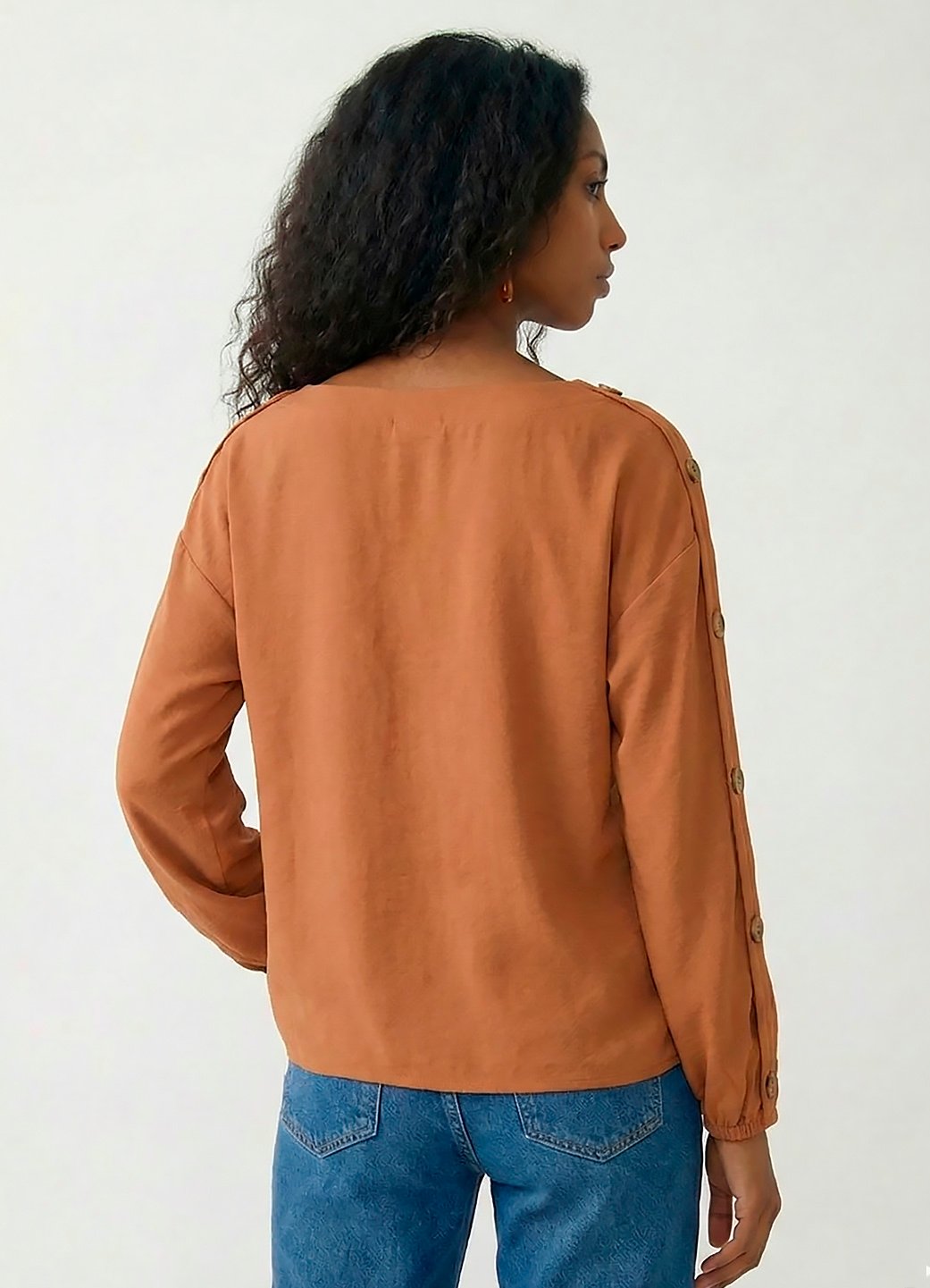 Blusa Caramelo Gola Canoa em Crepe Manga Longa Sob Botões - Image 6