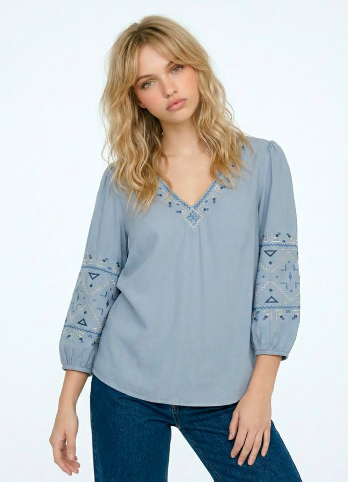 Blusa Azul Clara Bordada Gola V em Viscose Manga 3/4 Sob - Imagem 3