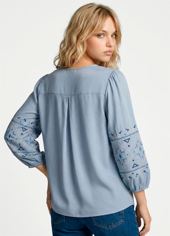Blusa Azul Clara Bordada Gola V em Viscose Manga 3/4 Sob - Imagem 4