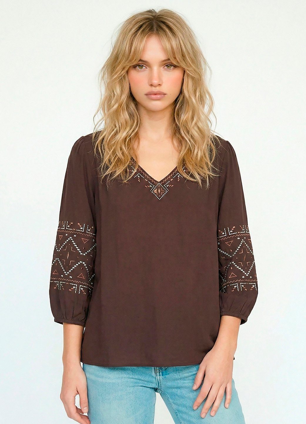 Blusa Marrom Café Bordada Gola V em Viscose Manga 3/4 Sob - Image 2
