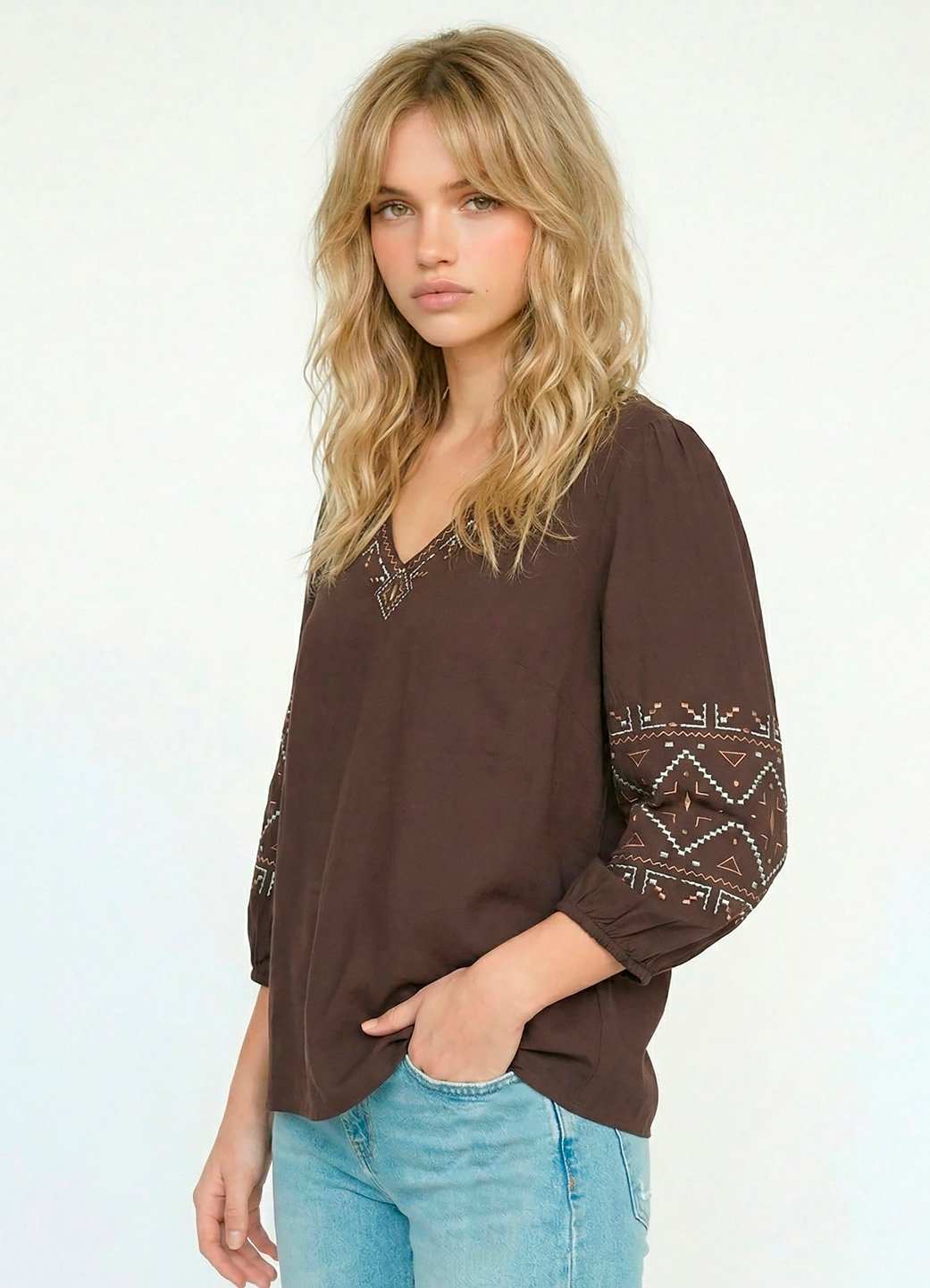 Blusa Marrom Café Bordada Gola V em Viscose Manga 3/4 Sob - Image 3