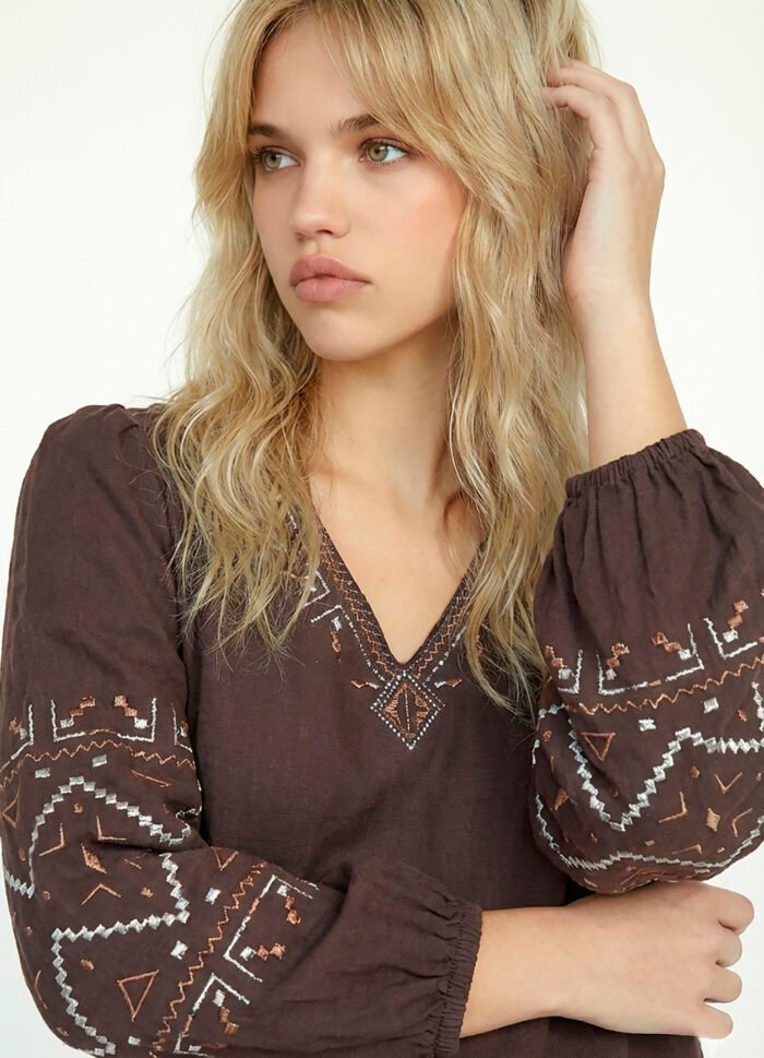 Blusa Marrom Café Bordada Gola V em Viscose Manga 3/4 Sob - Imagem 6