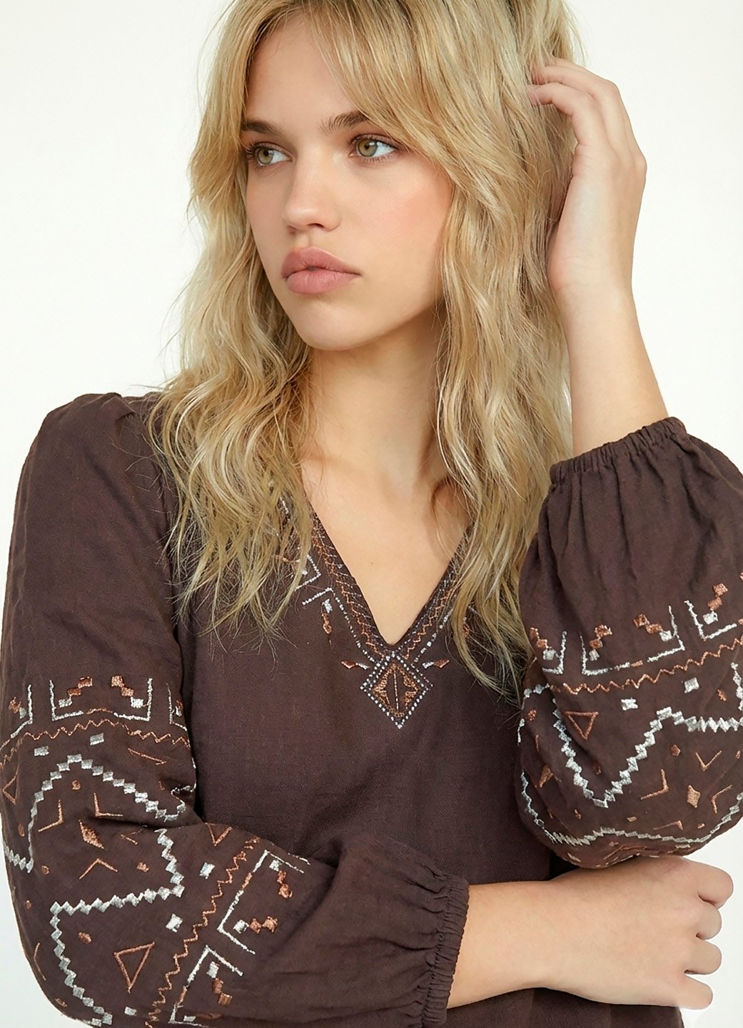 Blusa Marrom Café Bordada Gola V em Viscose Manga 3/4 Sob - Image 6