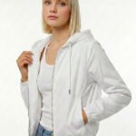 Jaqueta Branca Forrada com Capuz e Bolsos Sob Bomber