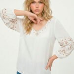 Blusa Branca Bordada Gola V em Viscose Manga 3/4 Sob