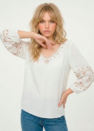 Blusa Branca Bordada Gola V em Viscose Manga 3/4 Sob