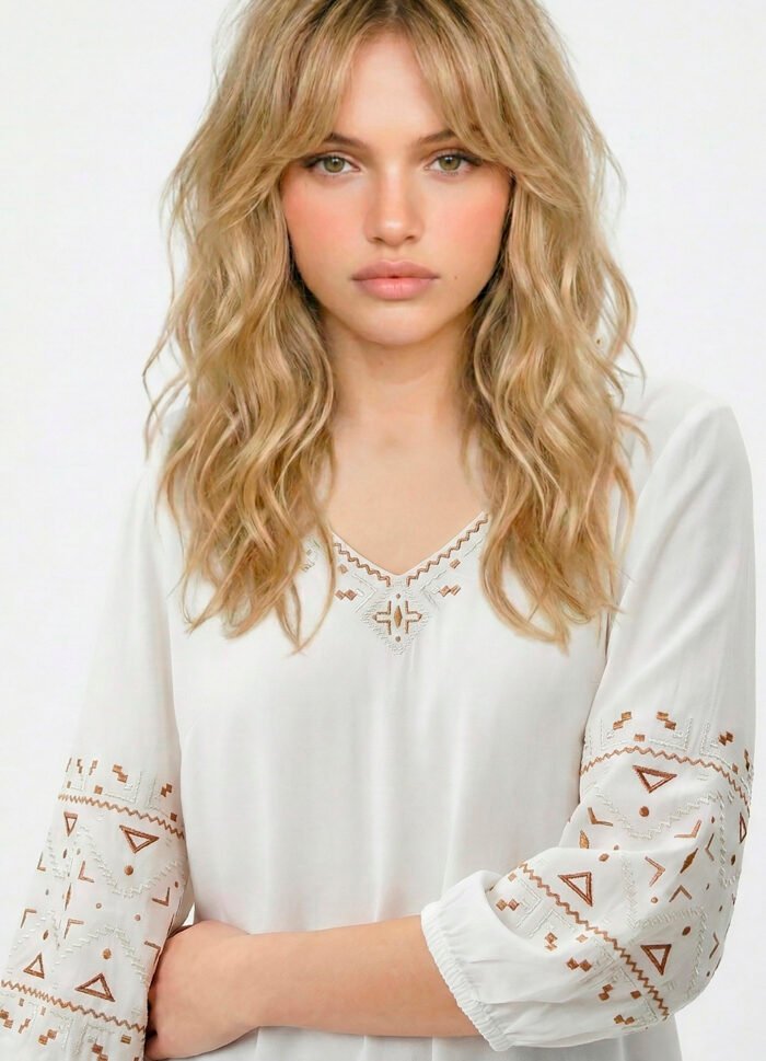 Blusa Branca Bordada Gola V em Viscose Manga 3/4 Sob - Imagem 2