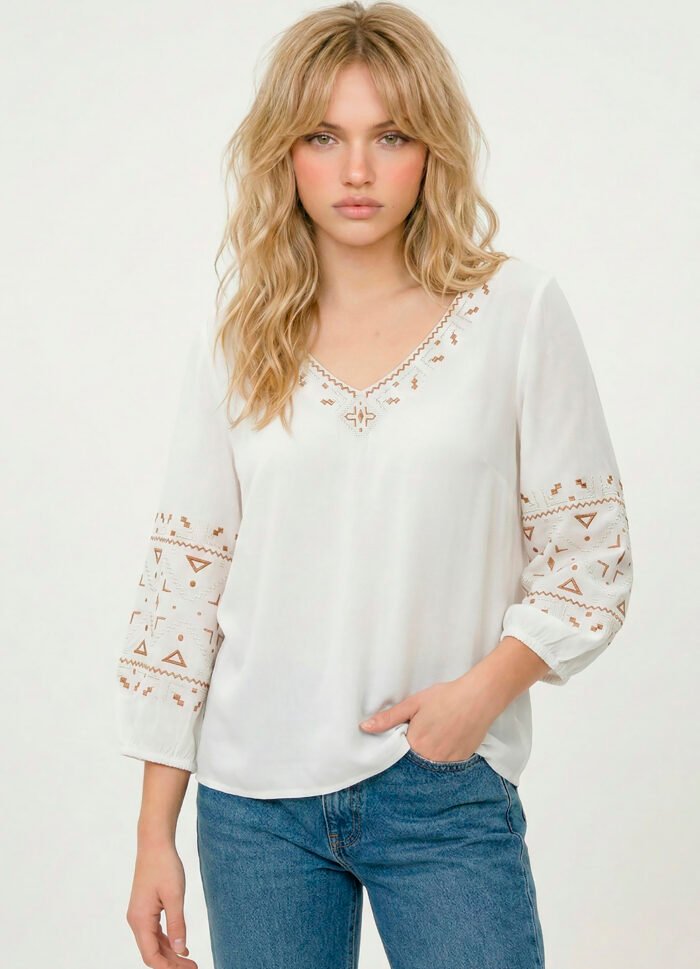 Blusa Branca Bordada Gola V em Viscose Manga 3/4 Sob - Imagem 3