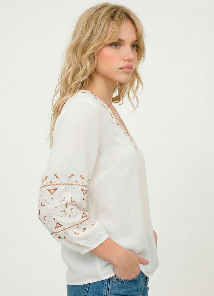 Blusa Branca Bordada Gola V em Viscose Manga 3/4 Sob - Imagem 5