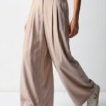 Calça Pantalona Bege Mocca com Pregas Feminina com Bolsos