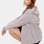 Casaco Parka Bege Forrada com Capuz Sob