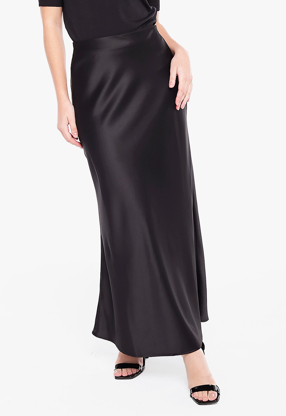 saia preta cetim 1 Saia Longa Preta de Cetim Evasê com Elastano Sob - Imagem 1
