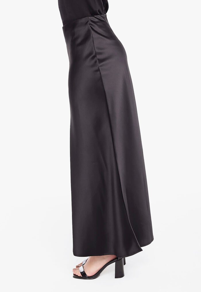 Saia Longa Preta de Cetim Evasê com Elastano Sob - Imagem 5