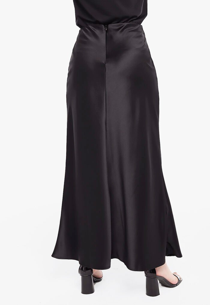 Saia Longa Preta de Cetim Evasê com Elastano Sob - Imagem 6